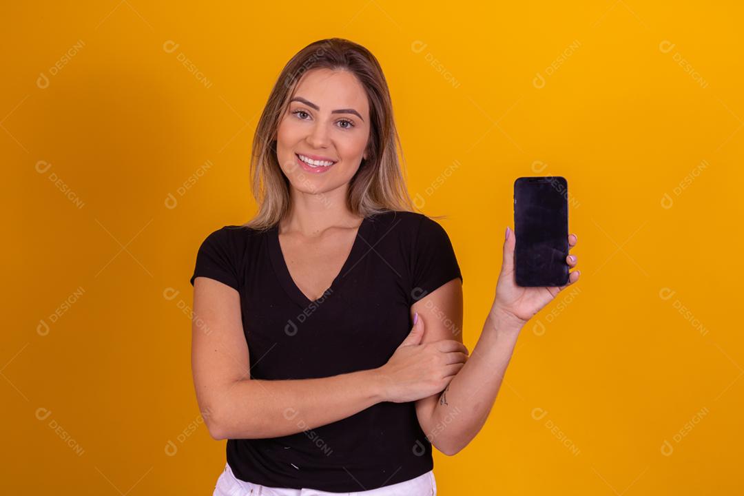 mulher loira segurando um celular