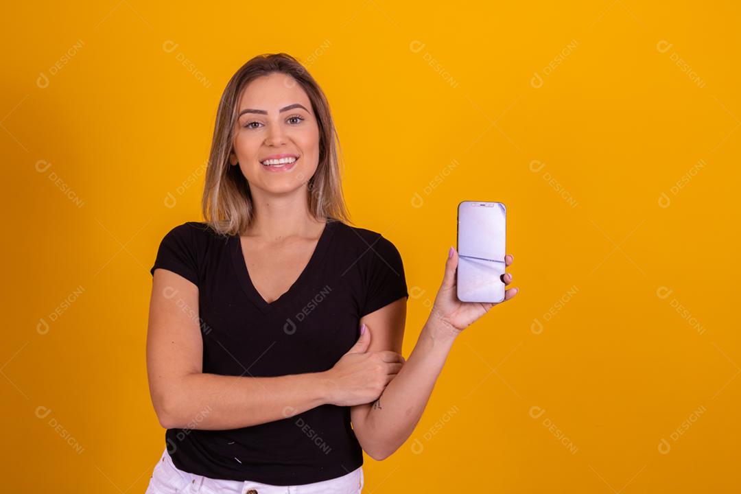 mulher loira segurando um celular