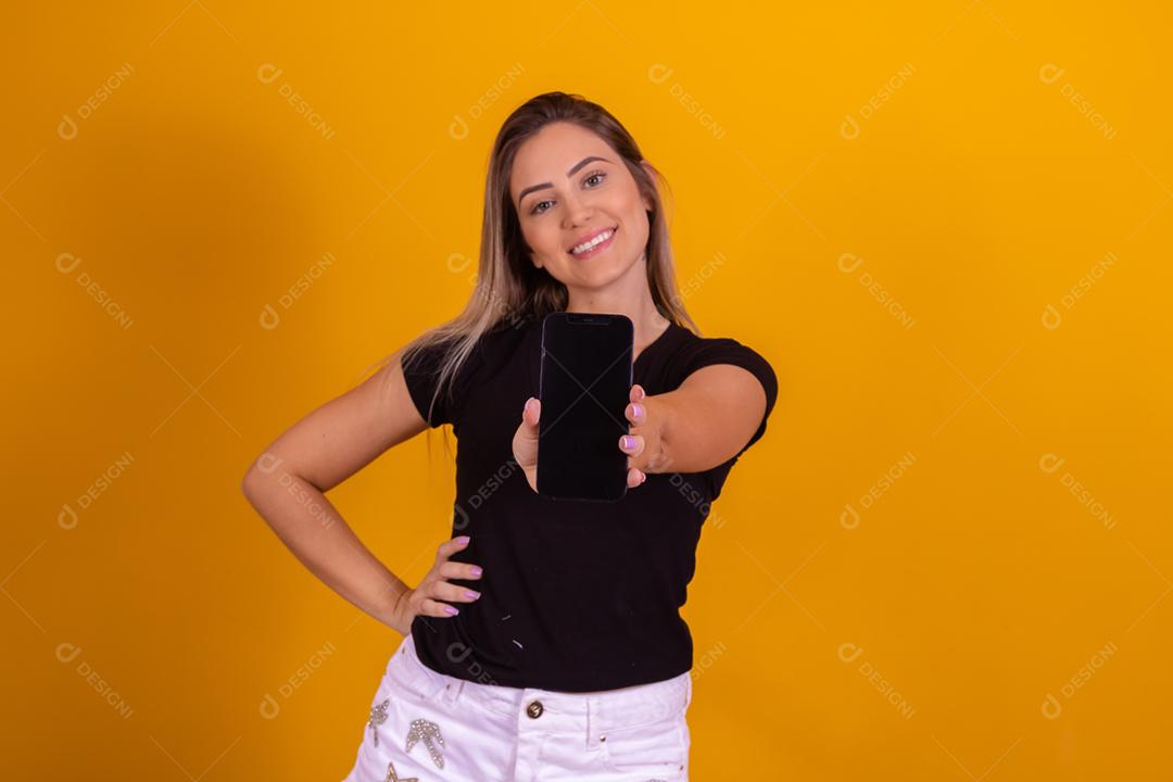 mulher loira segurando um celular