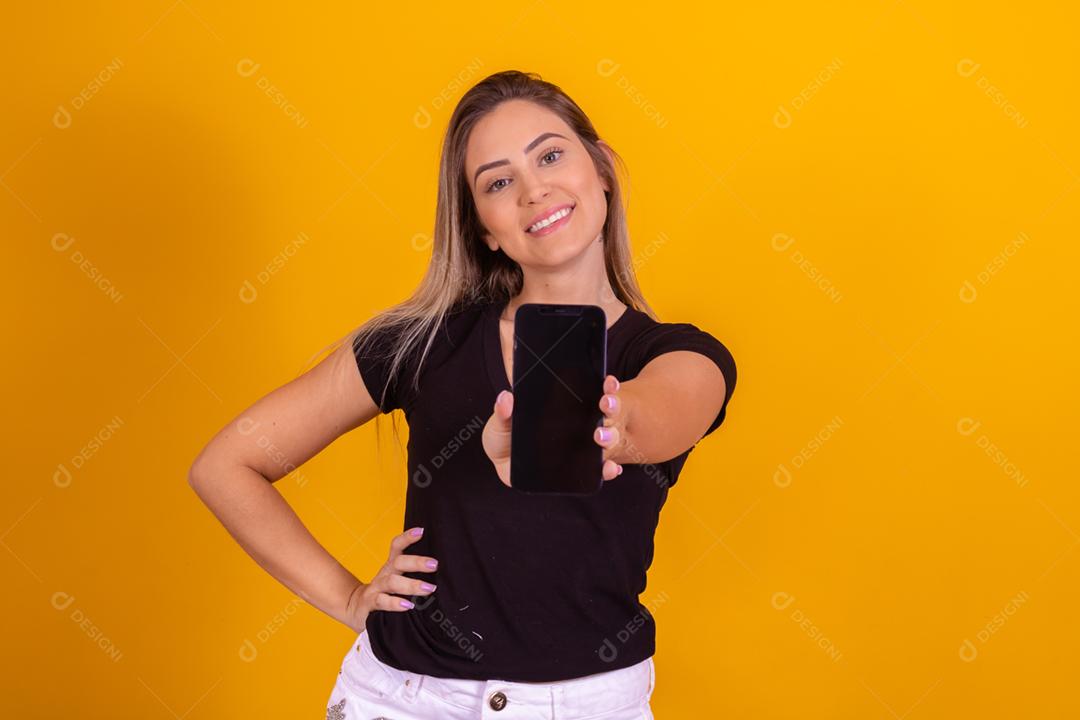 mulher loira segurando um celular