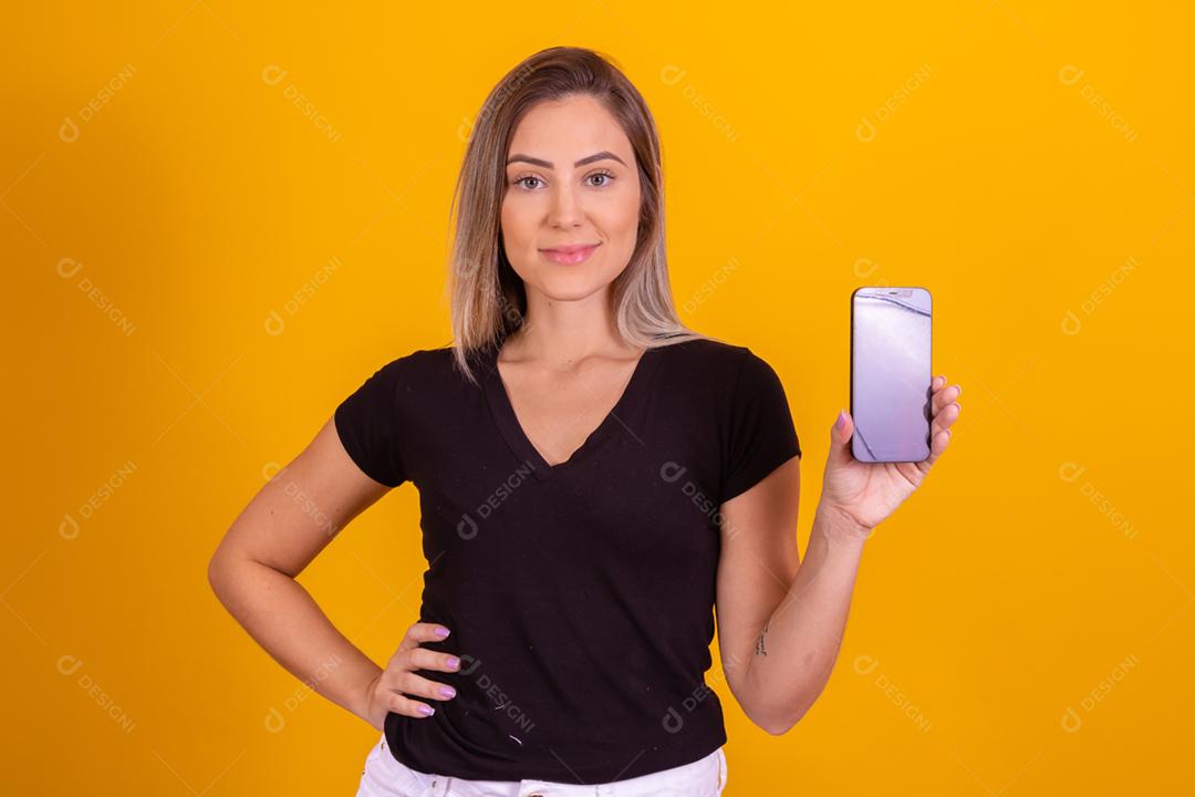 mulher loira segurando um celular