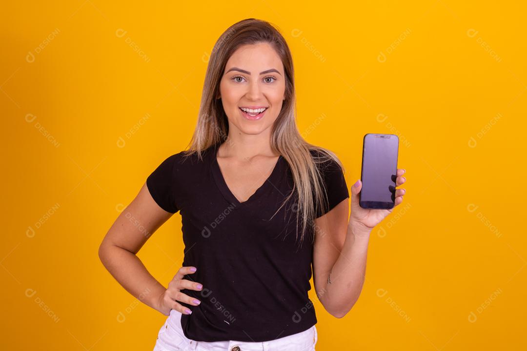 mulher loira segurando um celular