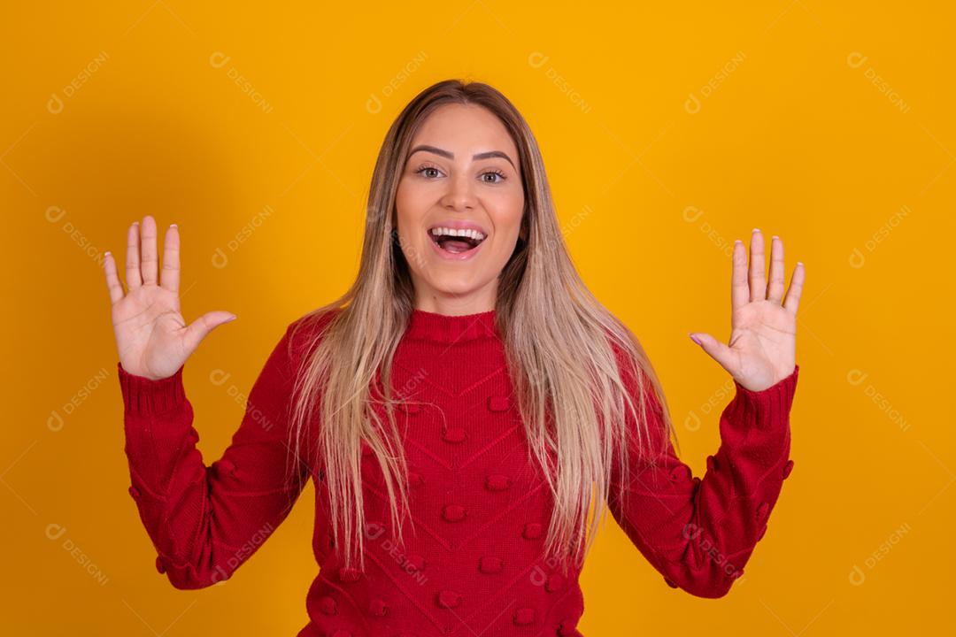 mulher loira fazendo gestos com as maõs