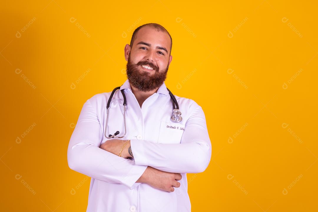 homem ruivo de barba usando um jaleco