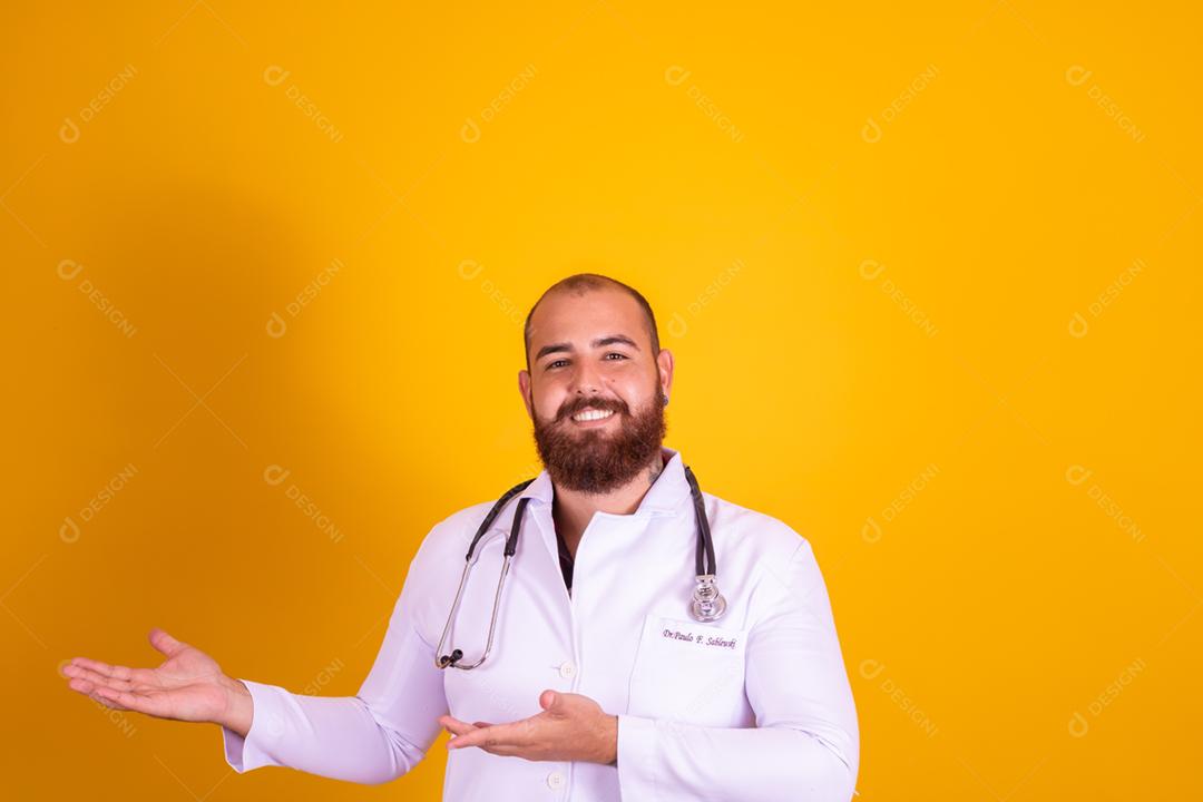 homem ruivo de barba usando um jaleco