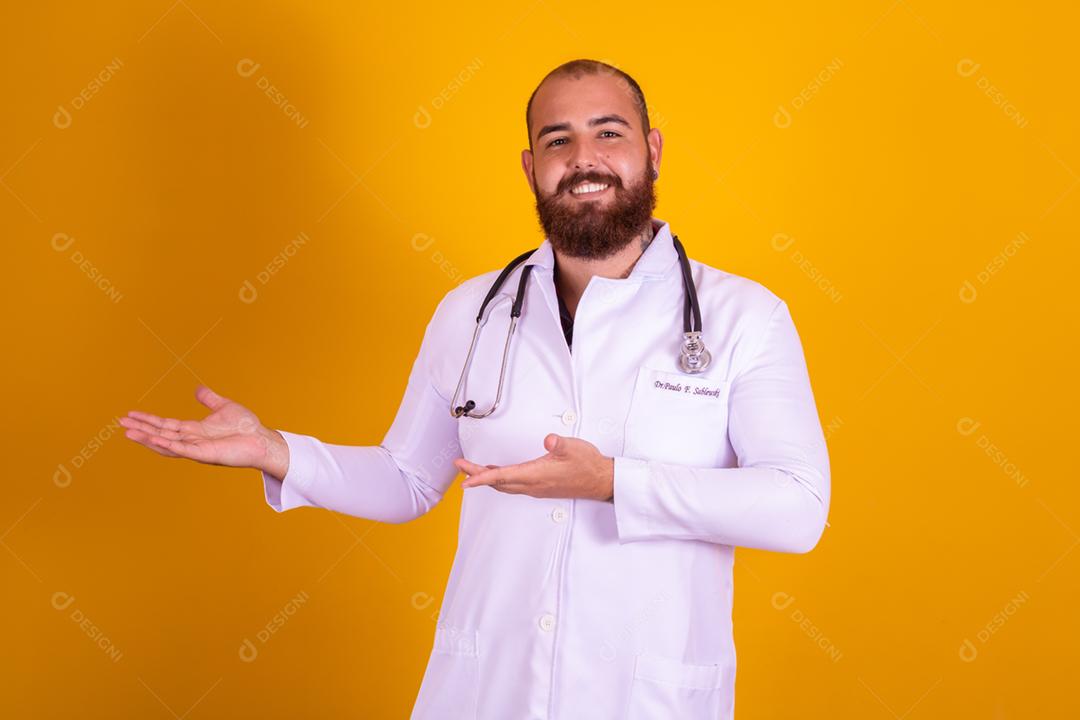 homem ruivo de barba usando um jaleco