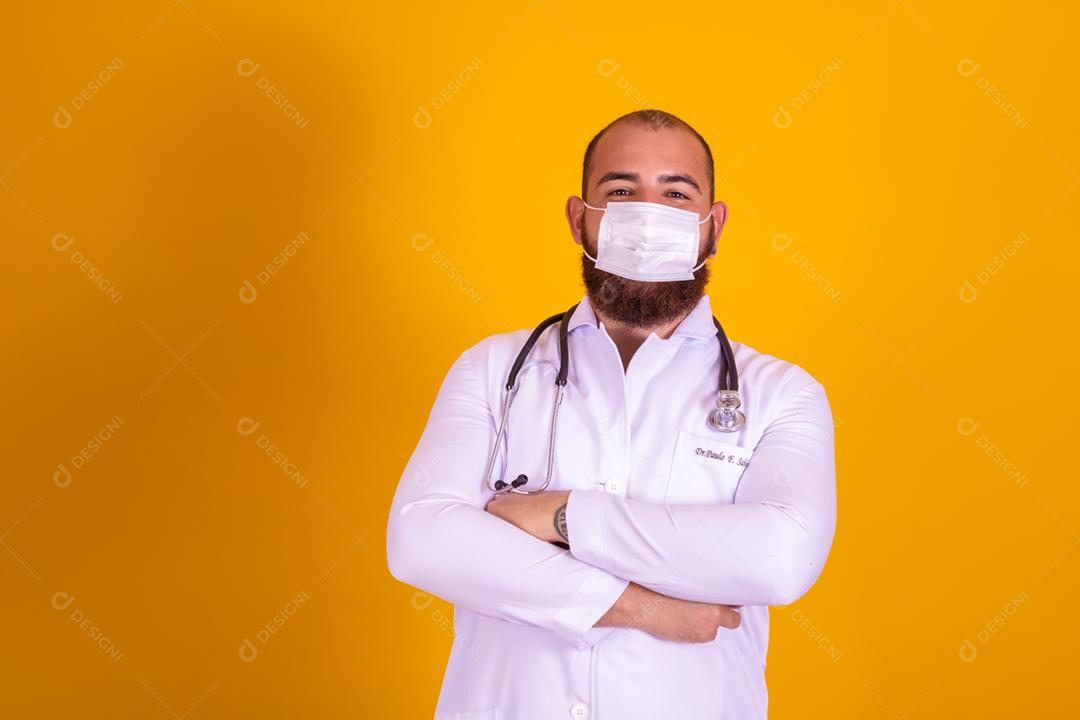 homem ruivo de barba usando um jaleco