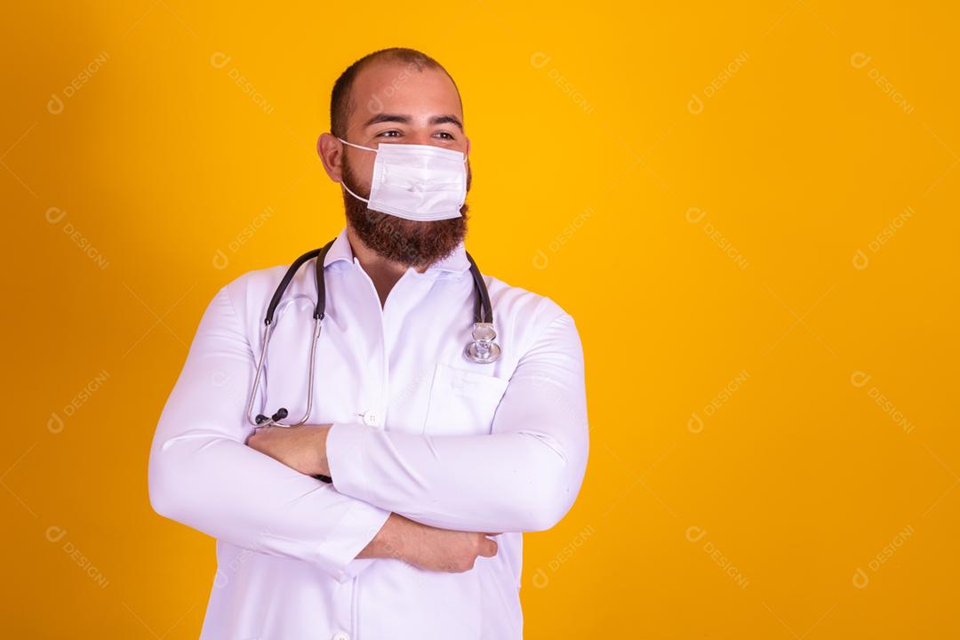 homem ruivo de barba usando um jaleco