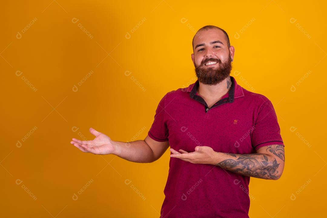 homem ruivo de barba usando uma camiseta vermelha