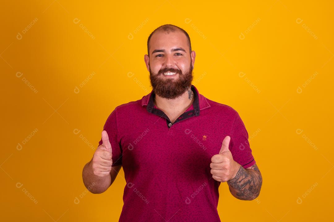 homem ruivo de barba usando uma camisera vermelha