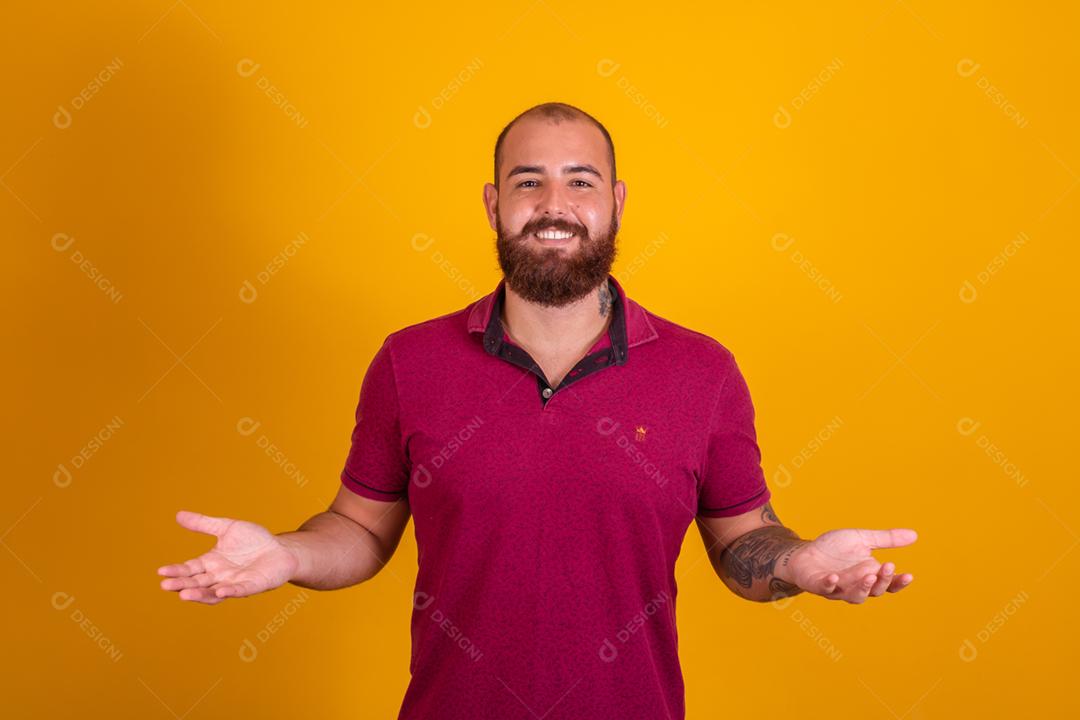 homem ruivo de barba usando uma camisera vermelha