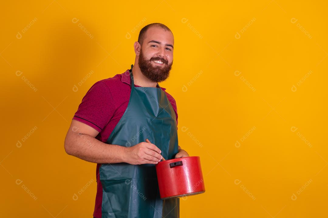 homem ruivo de barba usando um avental de cozinha