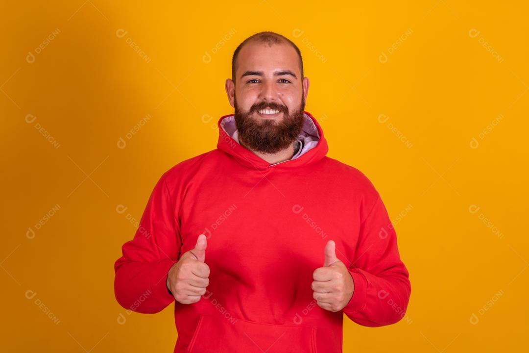 homem ruivo de barba usando um blusão vermelho