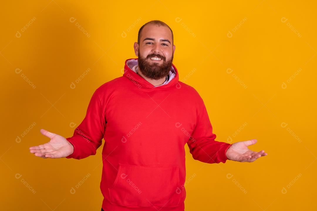 homem ruivo de barba usando um blusão vermelho