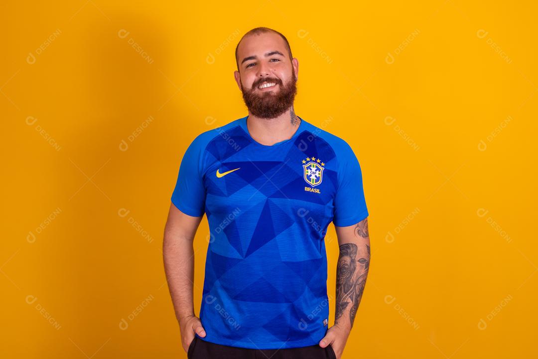 Homem jovem torcedor brasileiro