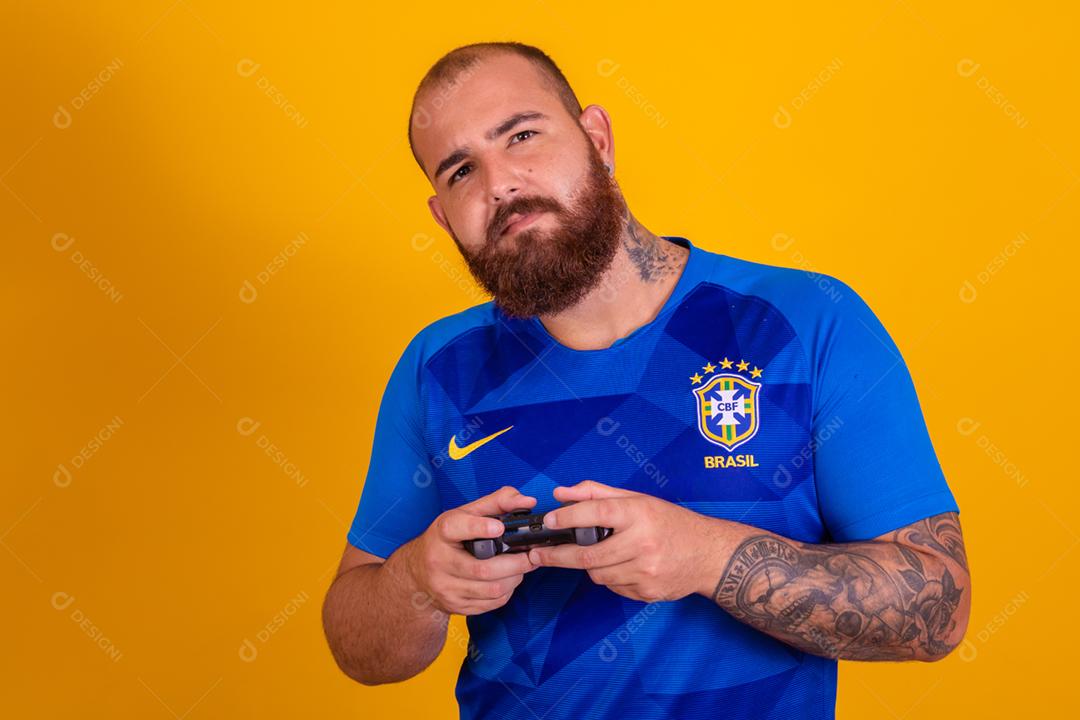 Homem jovem torcedor brasileiro