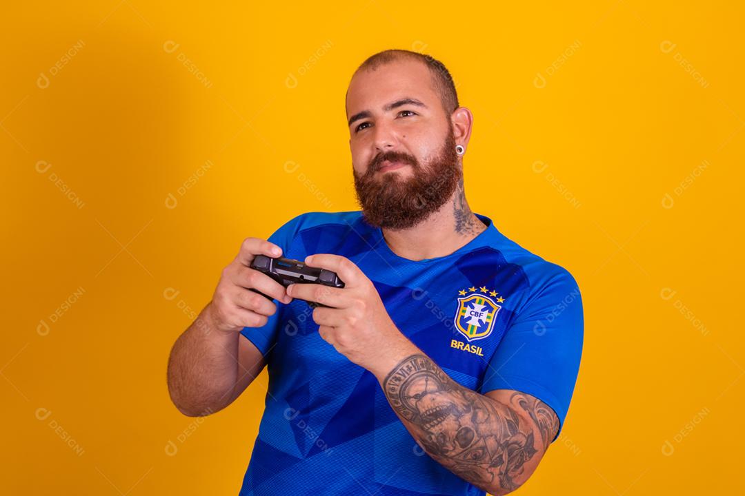 Homem jovem torcedor brasileiro