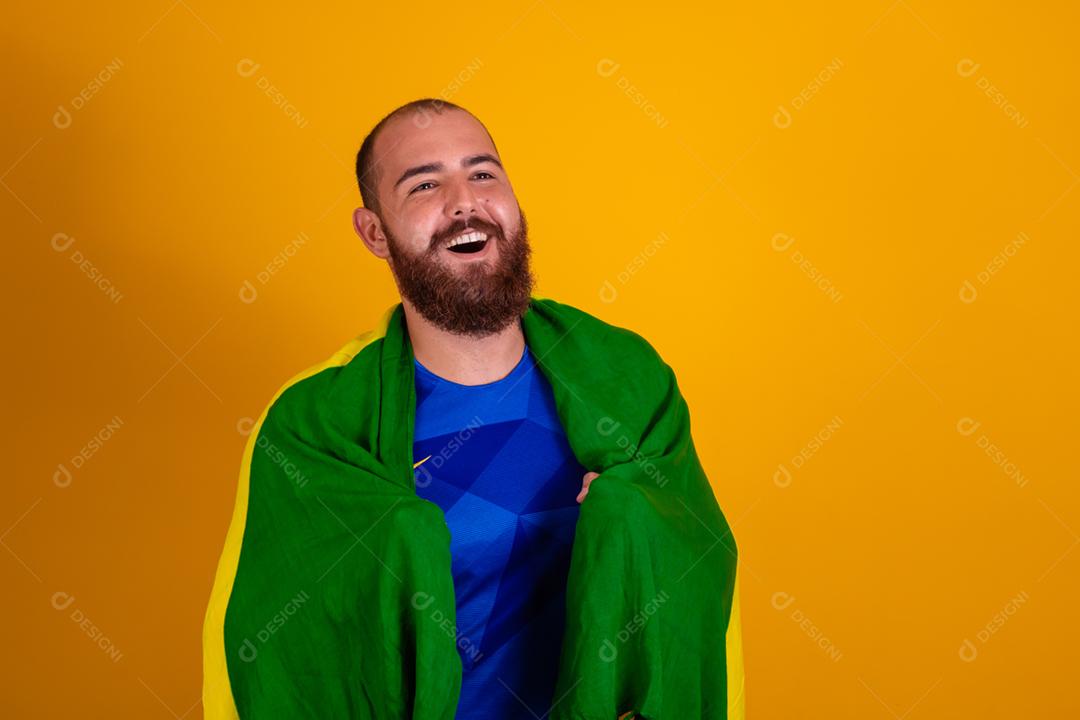 Homem jovem torcedor brasileiro com bandeira do brasil