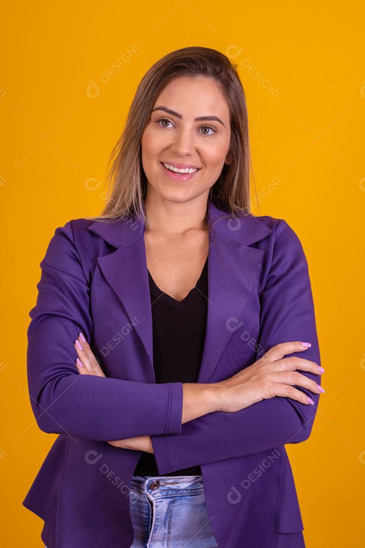 Mulher loira posando com um blazer roxo