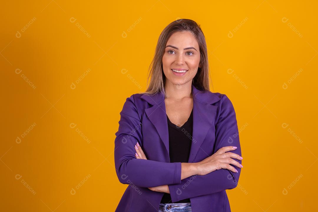 Mulher loira posando com um blazer roxo