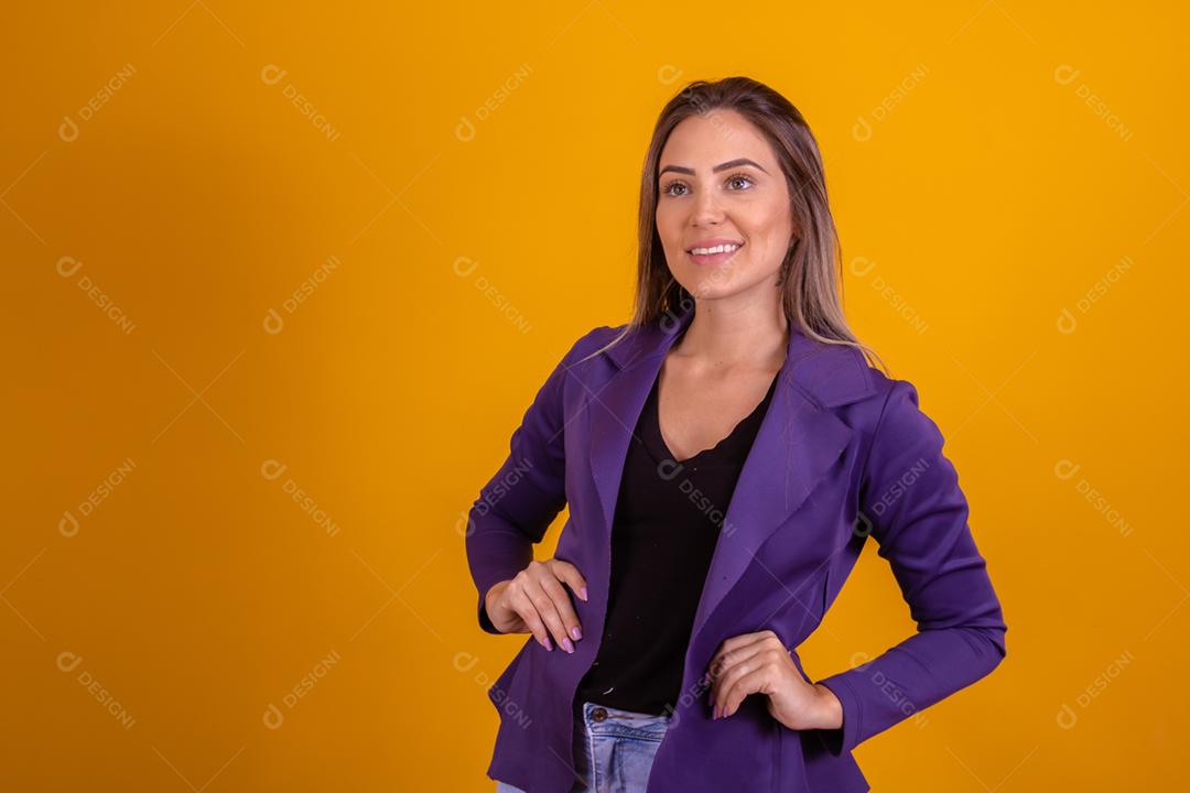 Mulher loira posando com um blazer roxo