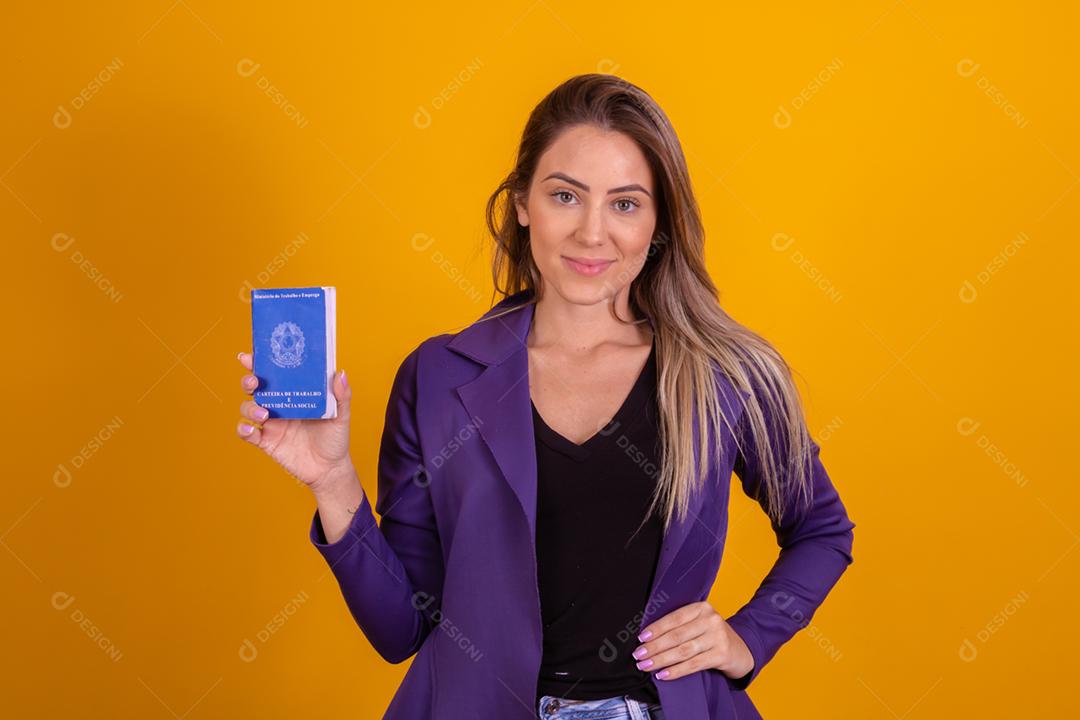 Mulher loira segurando uma carteira de trabalho da previdencia social