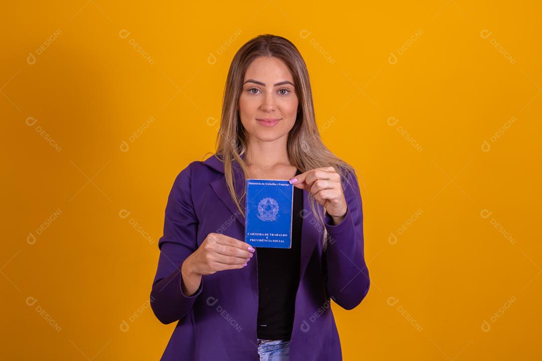 Mulher loira segurando uma carteira de trabalho da previdencia social