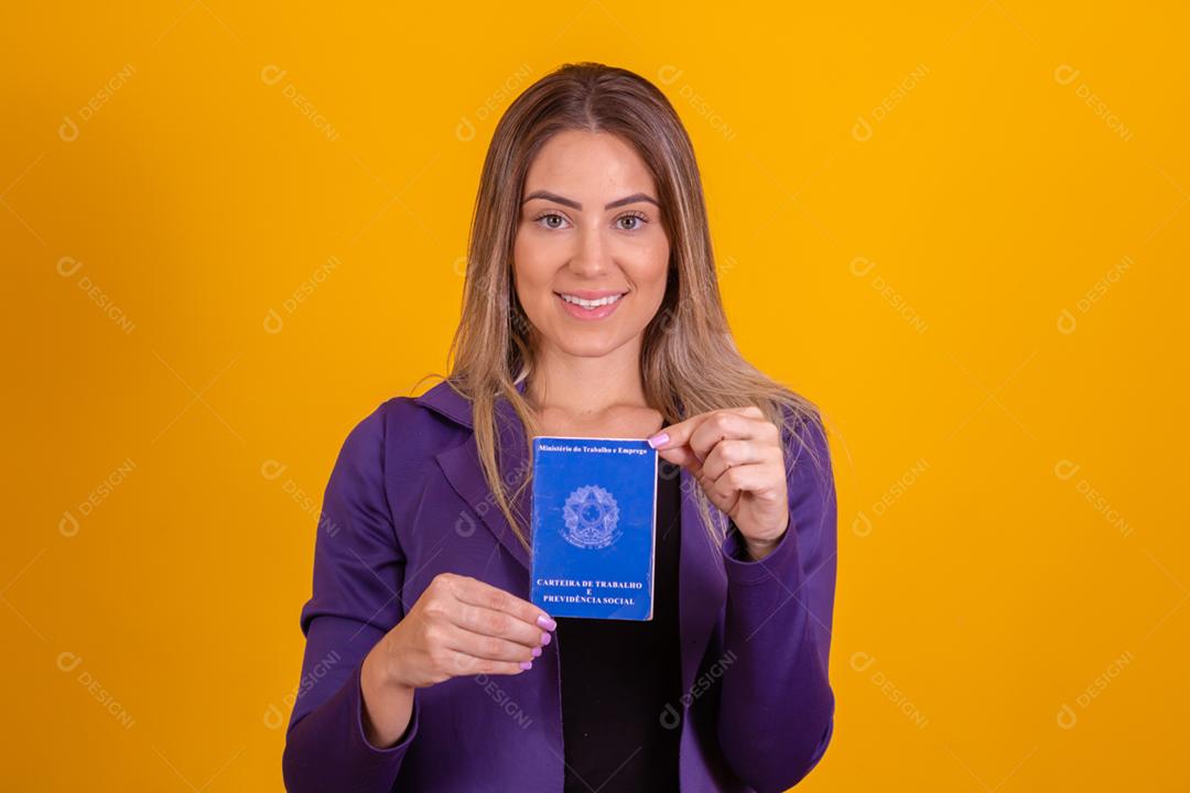 Mulher loira segurando uma carteira de trabalho da previdencia social