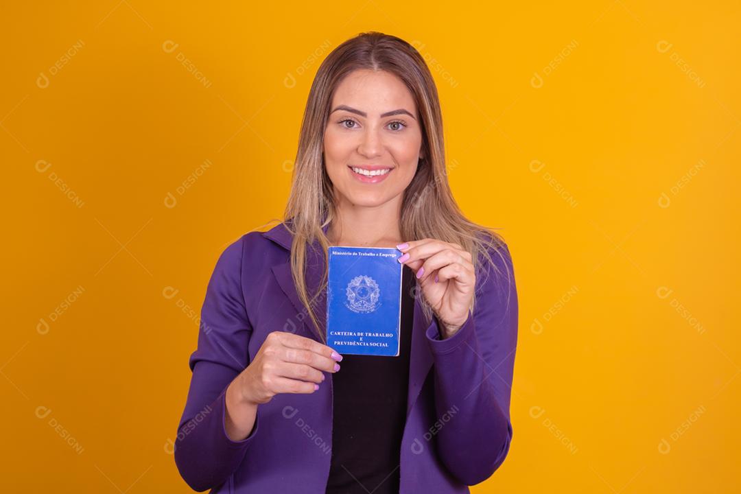Mulher loira segurando uma carteira de trabalho da previdencia social