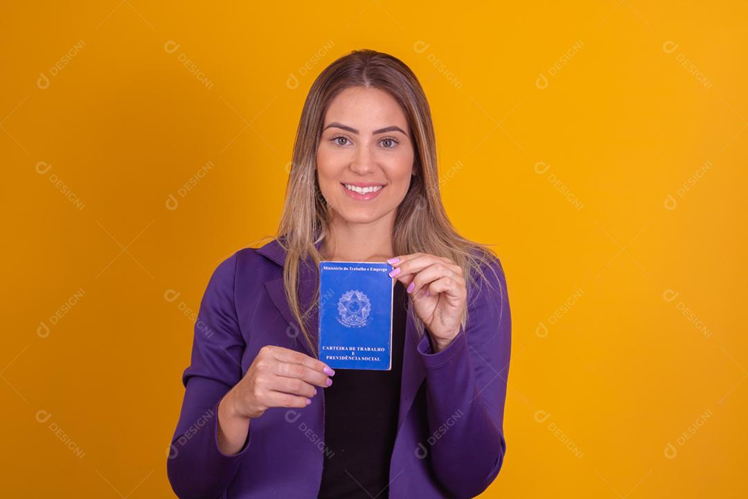 Mulher loira segurando uma carteira de trabalho da previdencia social