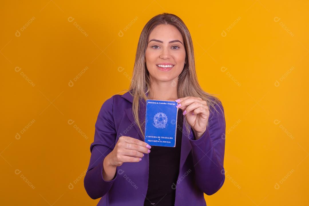Mulher loira segurando uma carteira de trabalho da previdencia social