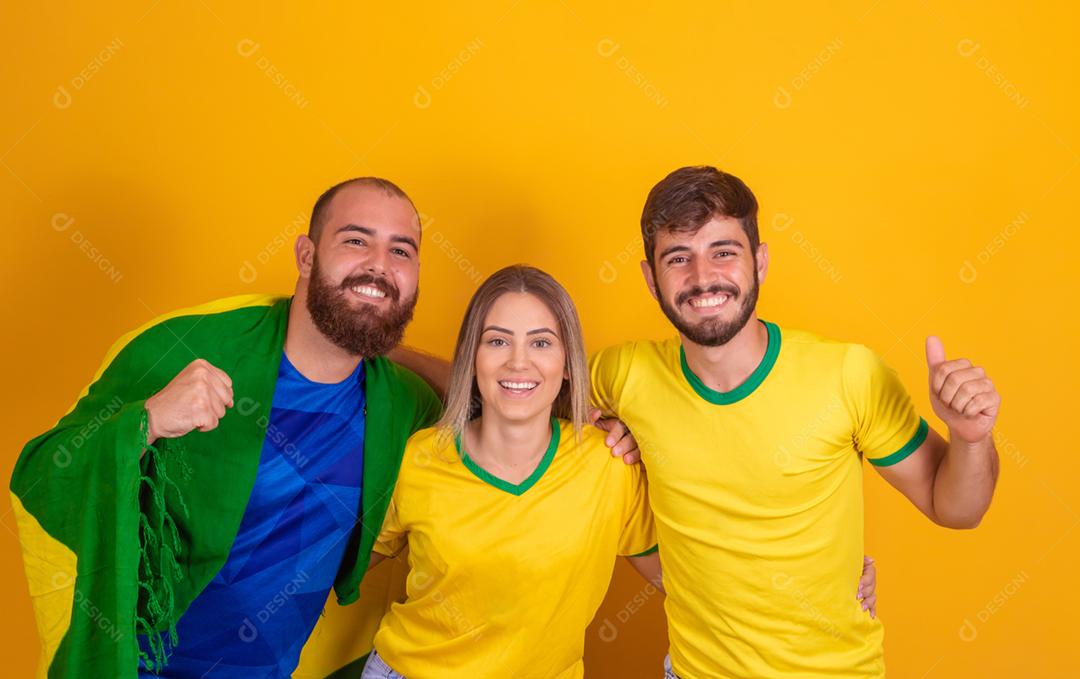 Pessoas jovens torcedores brasileiros