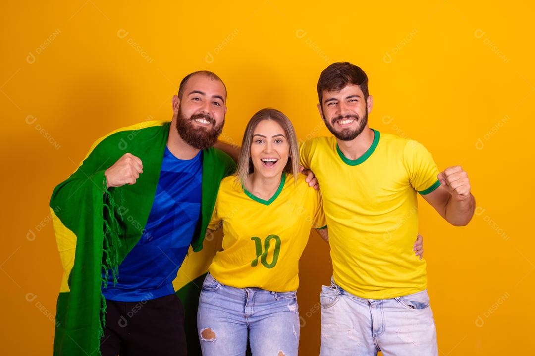 Pessoas jovens torcedores brasileiros