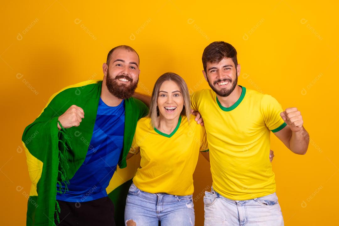 Pessoas jovens torcedores brasileiros