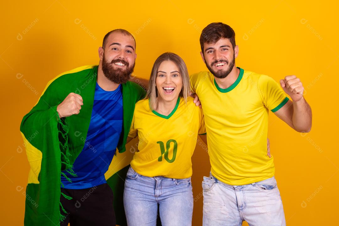 Pessoas jovens torcedores brasileiros