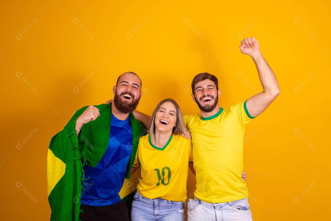 Pessoas jovens torcedores brasileiros