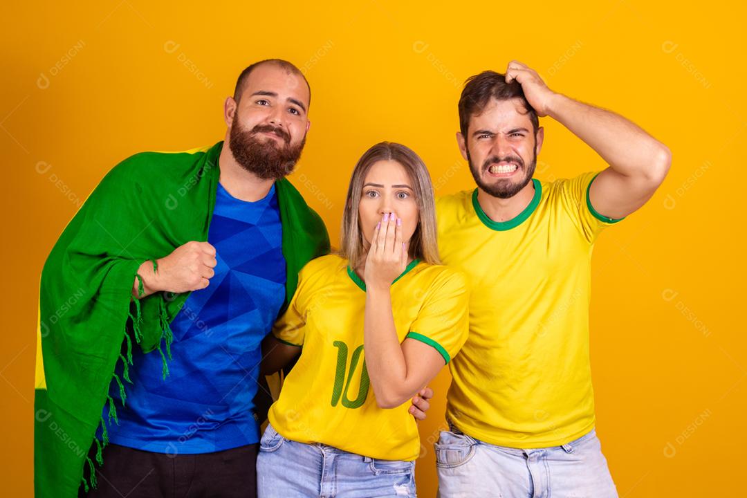 Pessoas jovens torcedores brasileiros