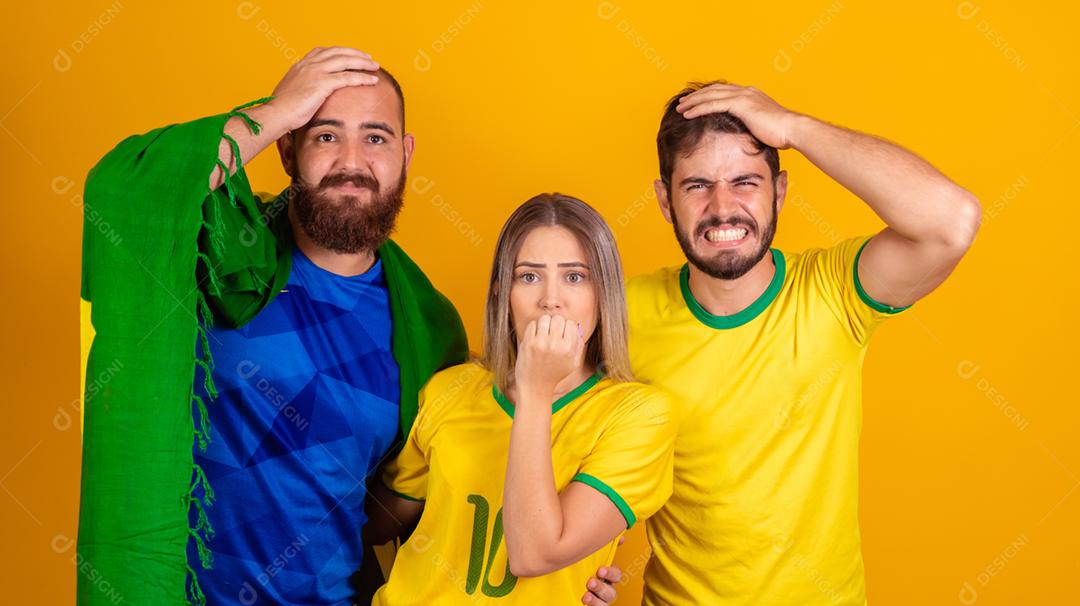 Pessoas jovens torcedores brasileiros