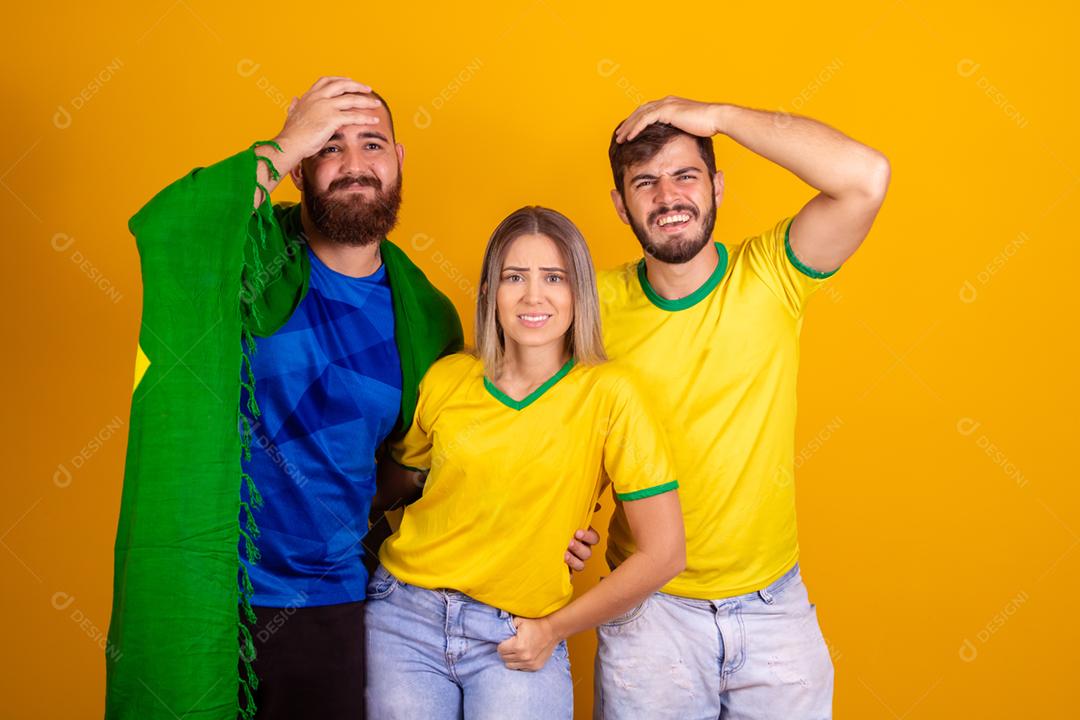 Pessoas jovens torcedores brasileiros