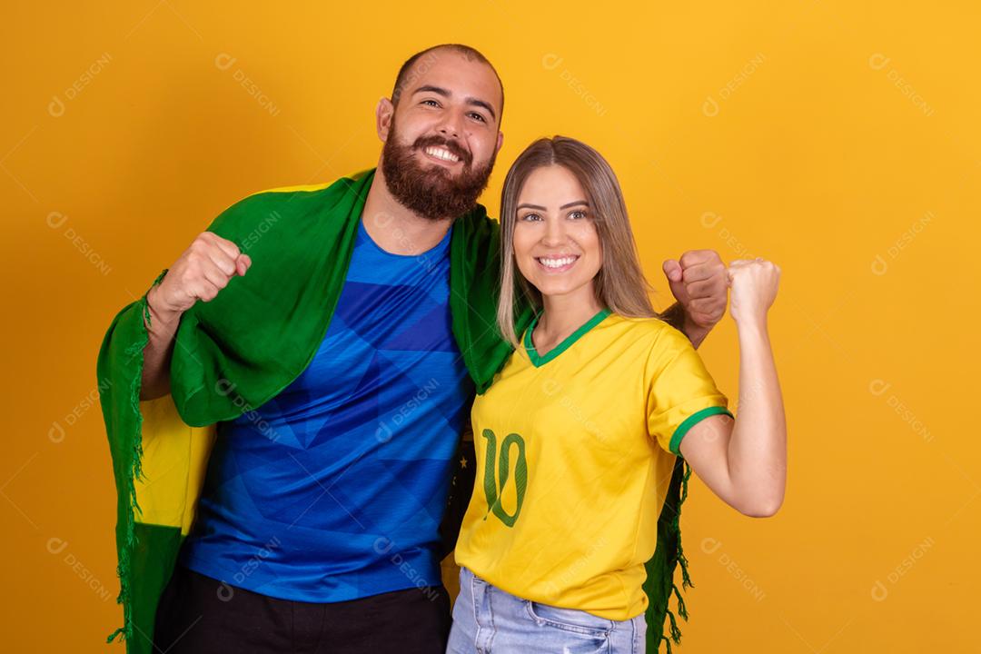 Casal jovem torcedores brasileiros