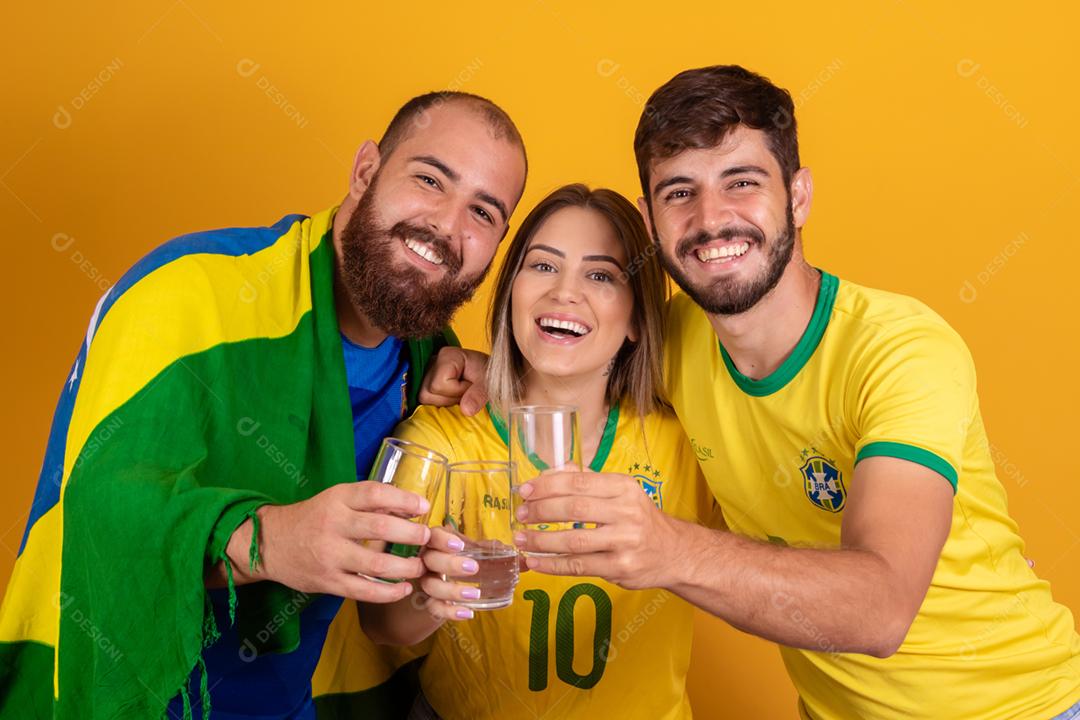 Pessoas jovem torcedores brasileiros com chapeu do brasil