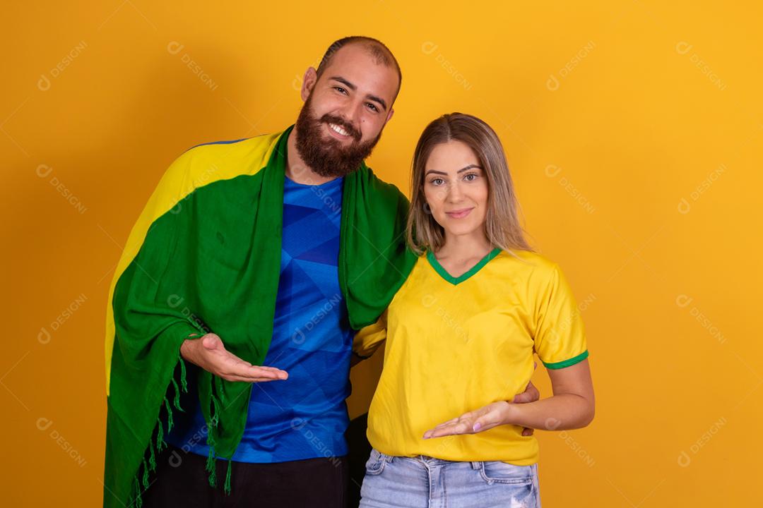 Casal jovem torcedores brasileiros com chapeu do brasil