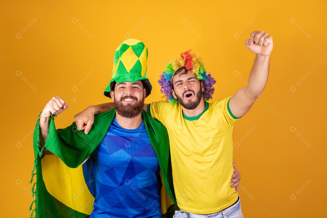 Homens jovem torcedores brasileiros com chapeu do brasil