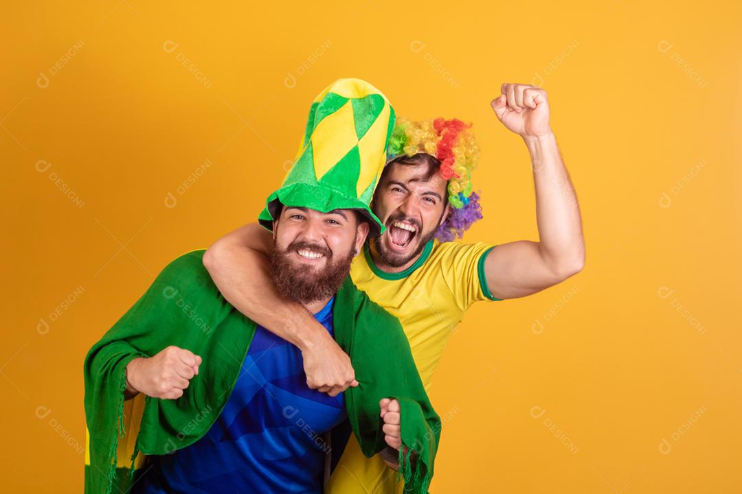 Homens jovem torcedores brasileiros com chapeu do brasil