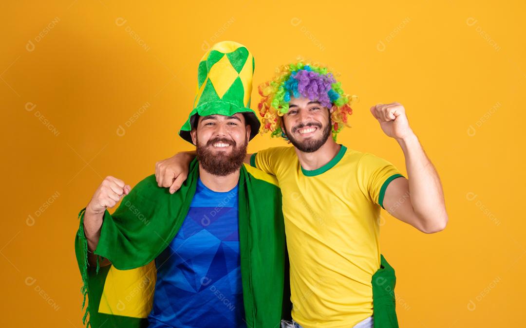 Homens jovem torcedores brasileiros com chapeu do brasil