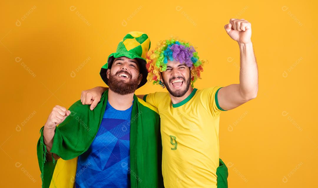 Homens jovem torcedores brasileiros com chapeu do brasil