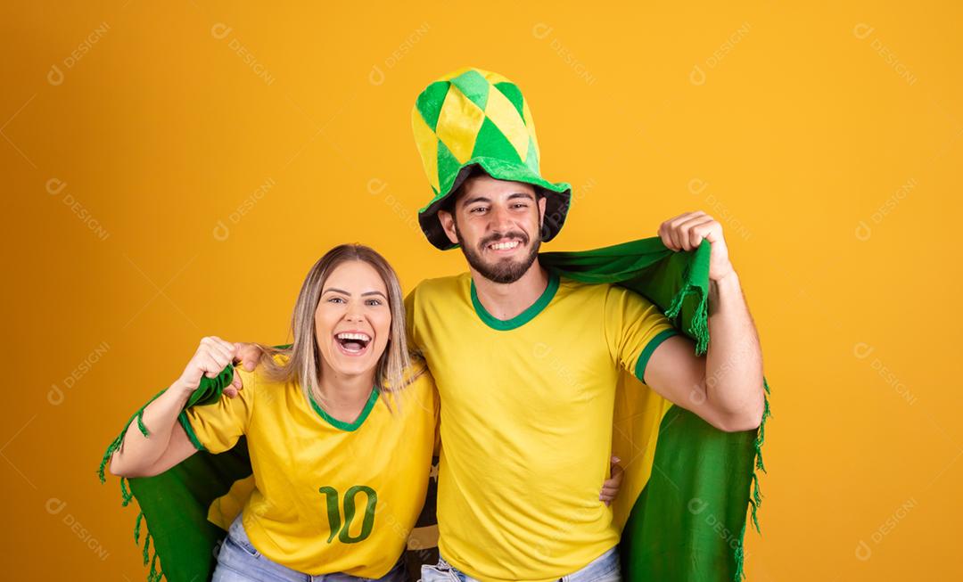 Casal jovem torcedores brasileiros com chapeu do brasil