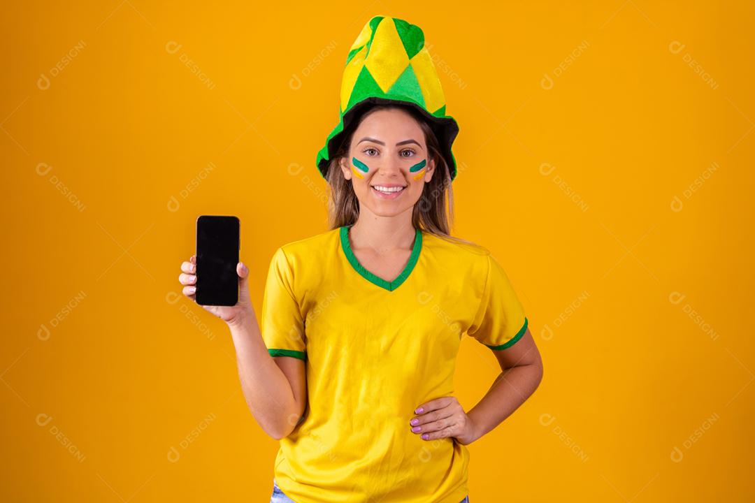 Mulher jovem torcedora brasileira com chapeu do brasil