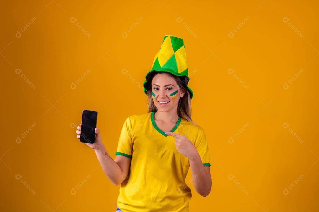 Mulher jovem torcedora brasileira com chapeu do brasil