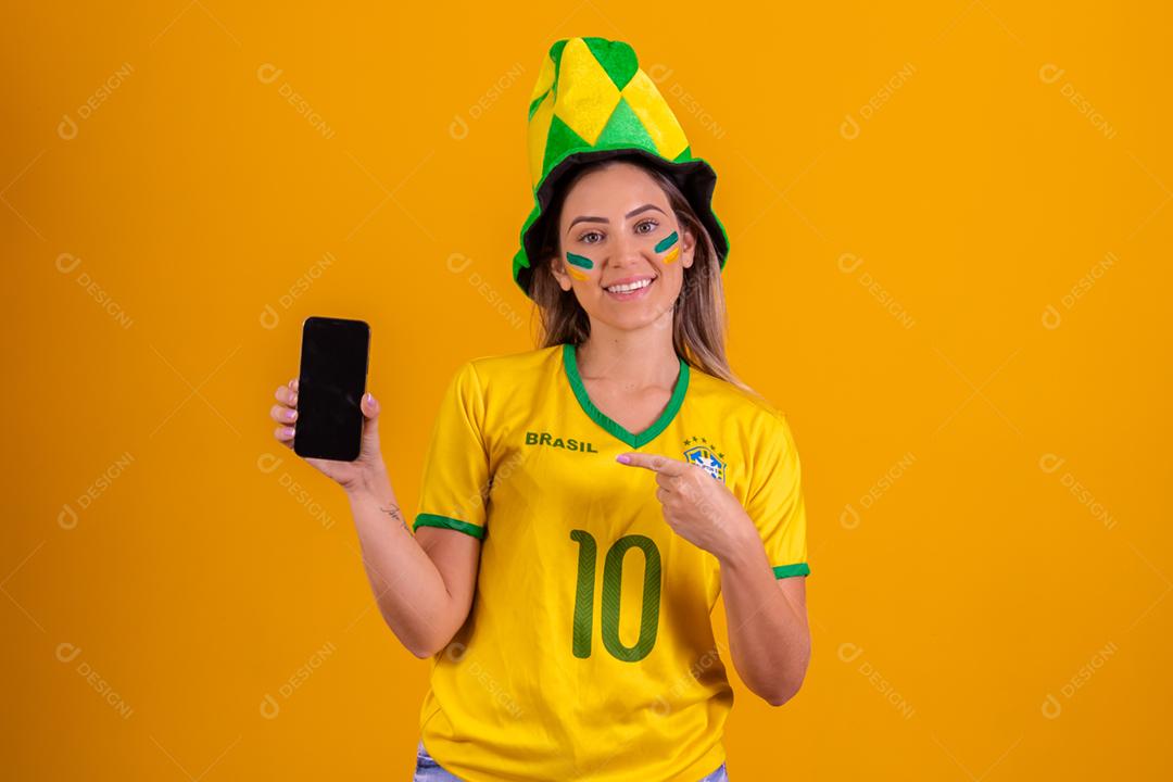 Mulher jovem torcedora brasileira com chapeu do brasil